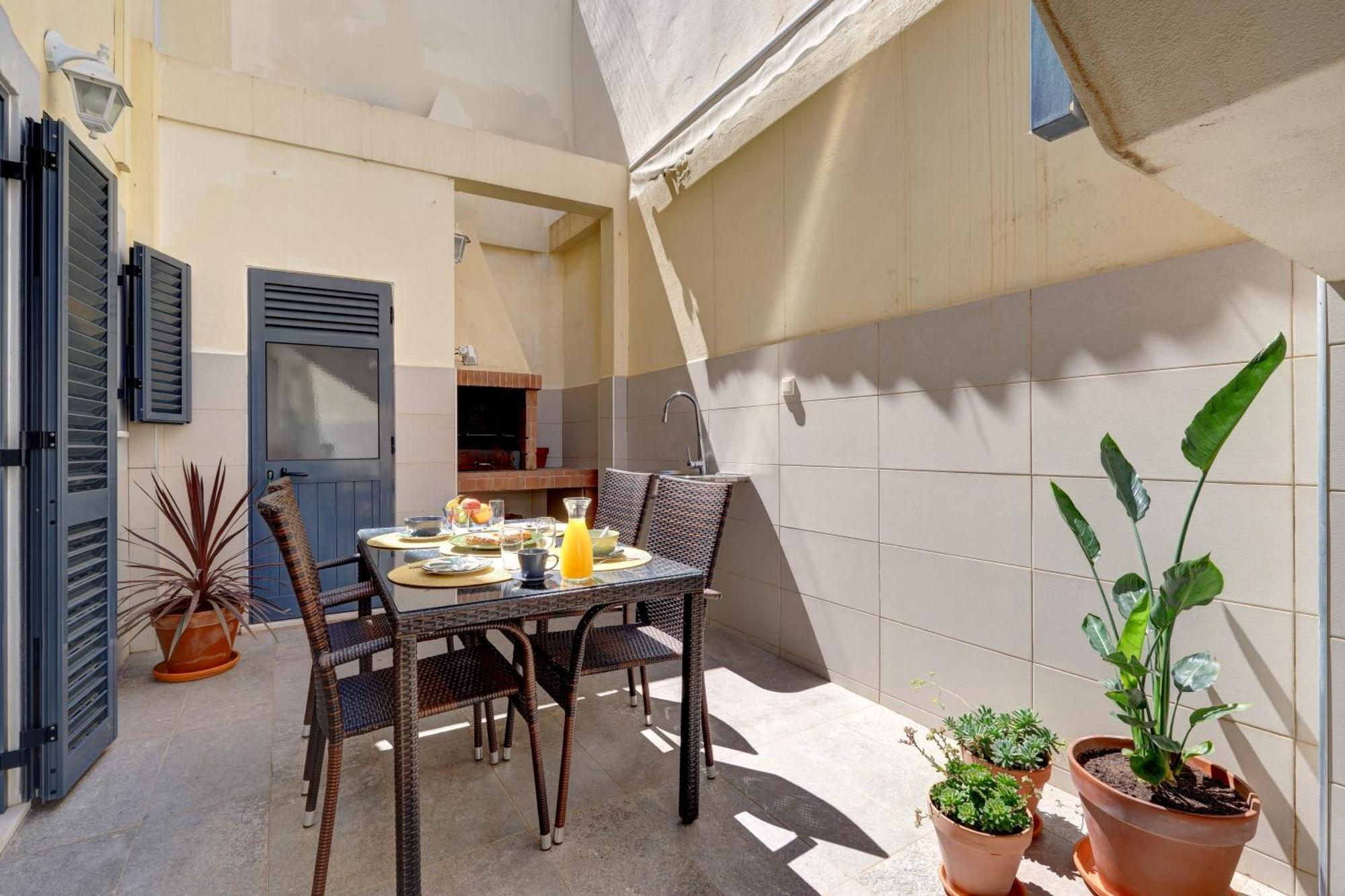 Holiday home Center, Private Parking, Ac, 6ppl. *